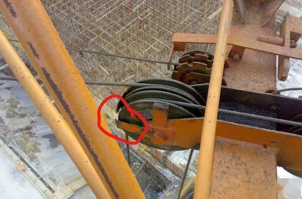 还有这些都是不合格的防跳绳,排绳轮都没有再来看一下小车钢丝绳在大