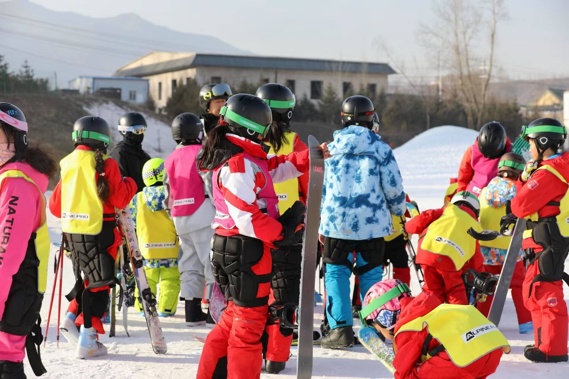 2月2日,記者在寧夏涇源縣婭豪國際滑雪場看到,不少市民和滑雪愛好者