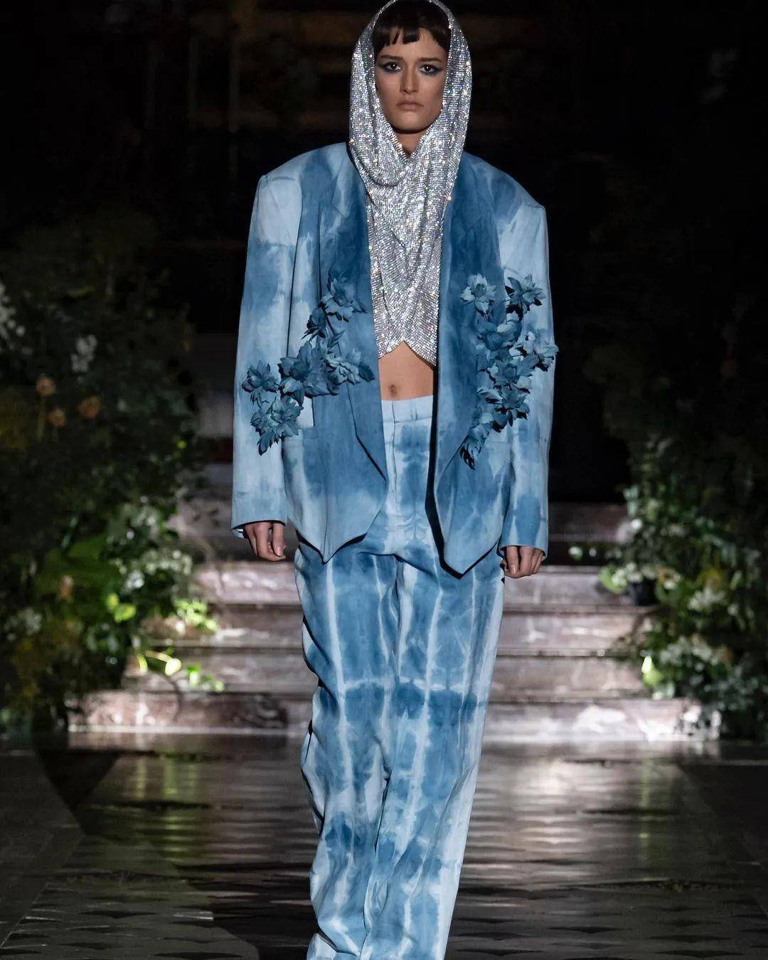 扎染丹宁,弯曲雕塑袖子,翻滚的荷叶边,波尔卡圆点,为优雅而叛逆的女性