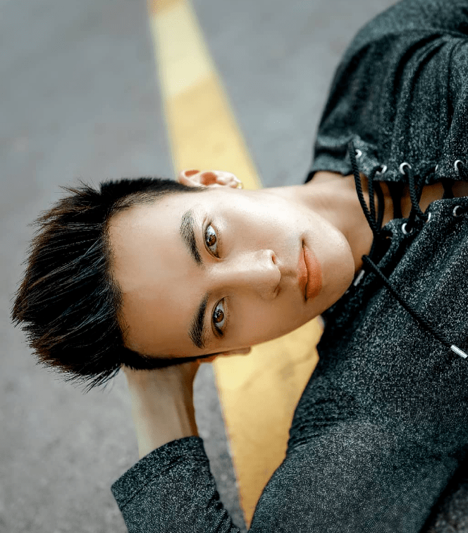 阳光虎牙肌肉男,笑起来很好看