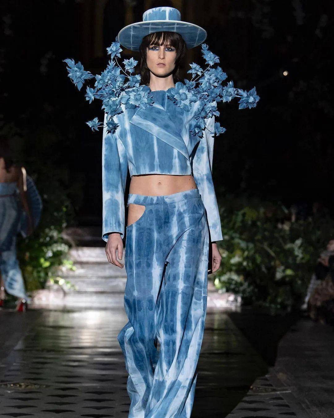 扎染丹宁,弯曲雕塑袖子,翻滚的荷叶边,波尔卡圆点,为优雅而叛逆的女性