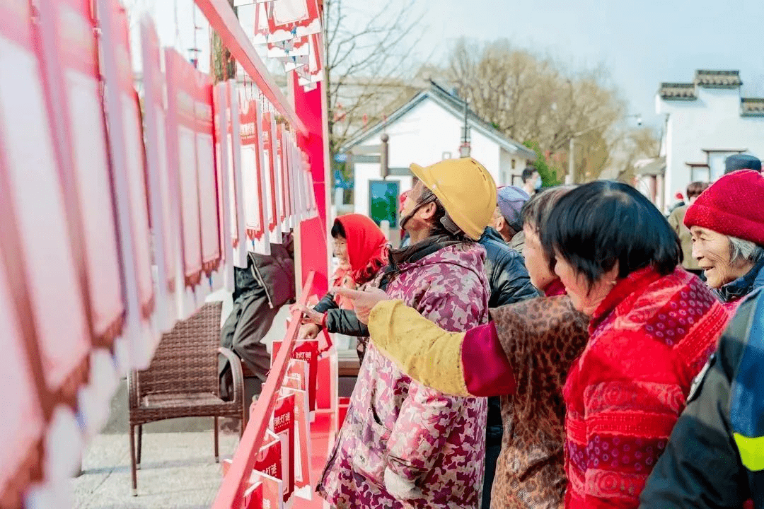 全城出动！昨晚嘉兴子城人山人海！地图一路飙红，寸步难行！连有轨电车都挤满了人！新塍、王江泾、海盐沈荡、桐乡...也热闹得不得了！