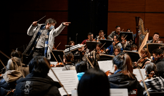 2月2日,重慶大劇院,著名指揮家夏小湯正在和演奏家們進行排練.