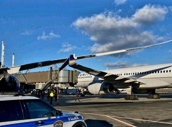 “客机”突发！美国两飞机机场相撞，一架满载乘客