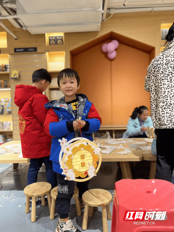 祁阳市新华书店：手工花灯闹元宵 欢欢乐乐猜灯谜