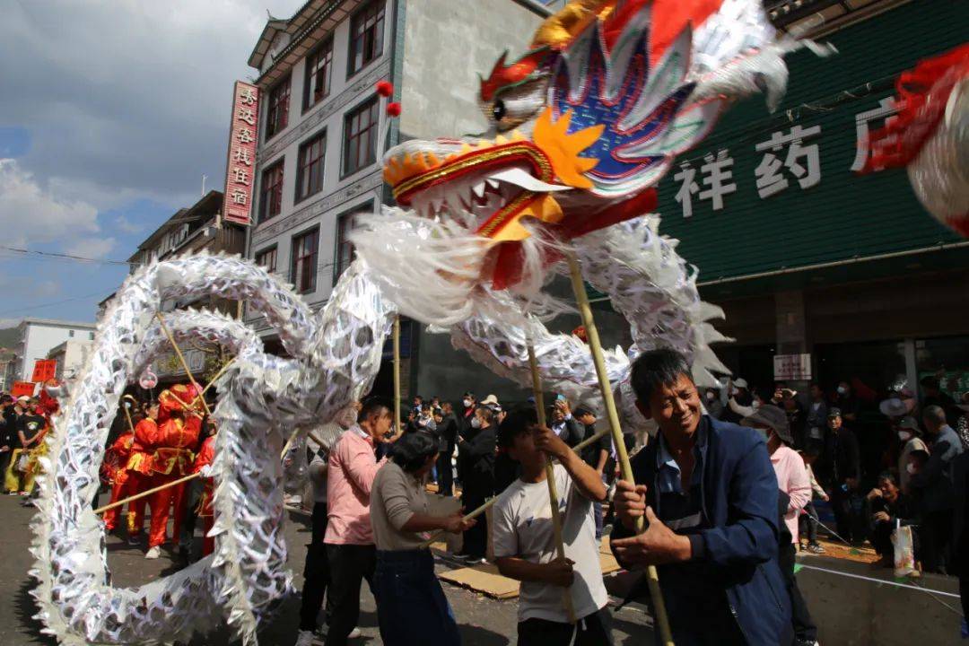 燈綵(扁燈,桶燈,花瓶燈),吉祥圖騰(龍,獅或鳳引麒麟),各類花燈歌舞