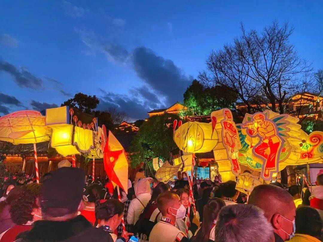提灯夜游 丽江古城花灯璀璨 这个元宵好热闹!_队伍_古城区_大研街道