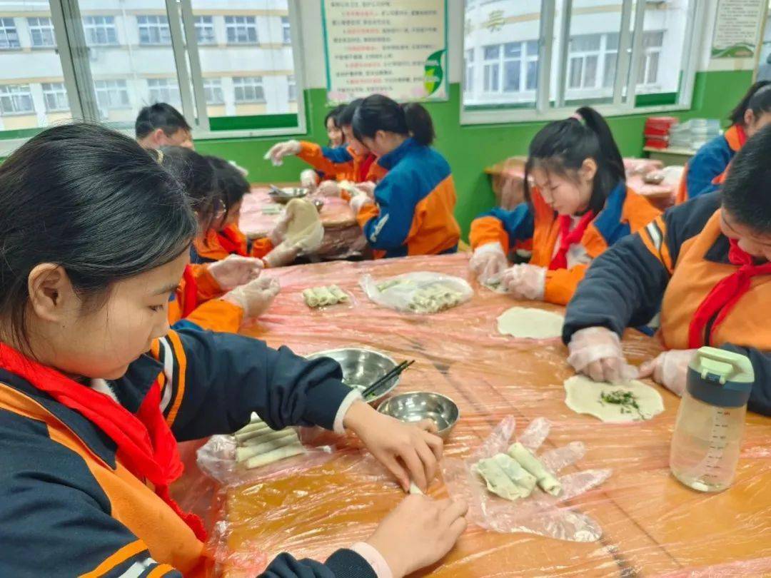 泰州市塘湾小学开展"春风有信,花开有期"开学第一课主题活动.