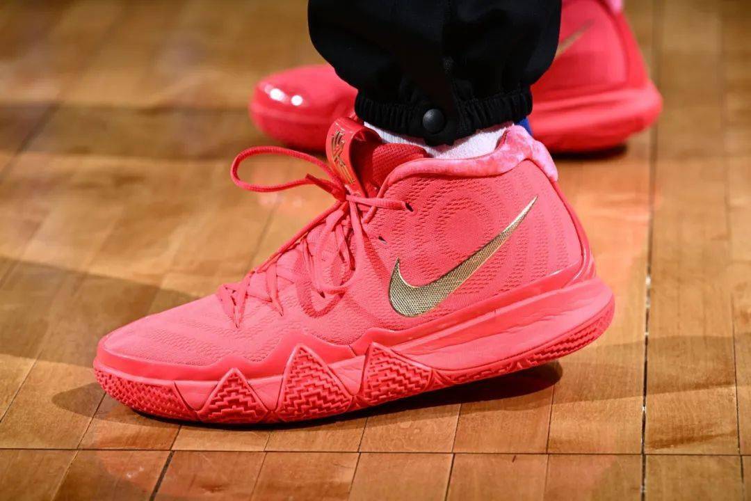 作为詹姆斯的死忠粉,他球鞋上文字的含义你知道吗?_james_lebron_比赛