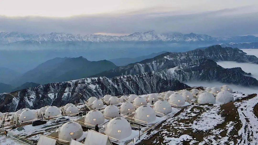 哦~费用包含3晚准4酒店 1晚指定温泉酒店 1晚精品民宿 1晚牛背山星云