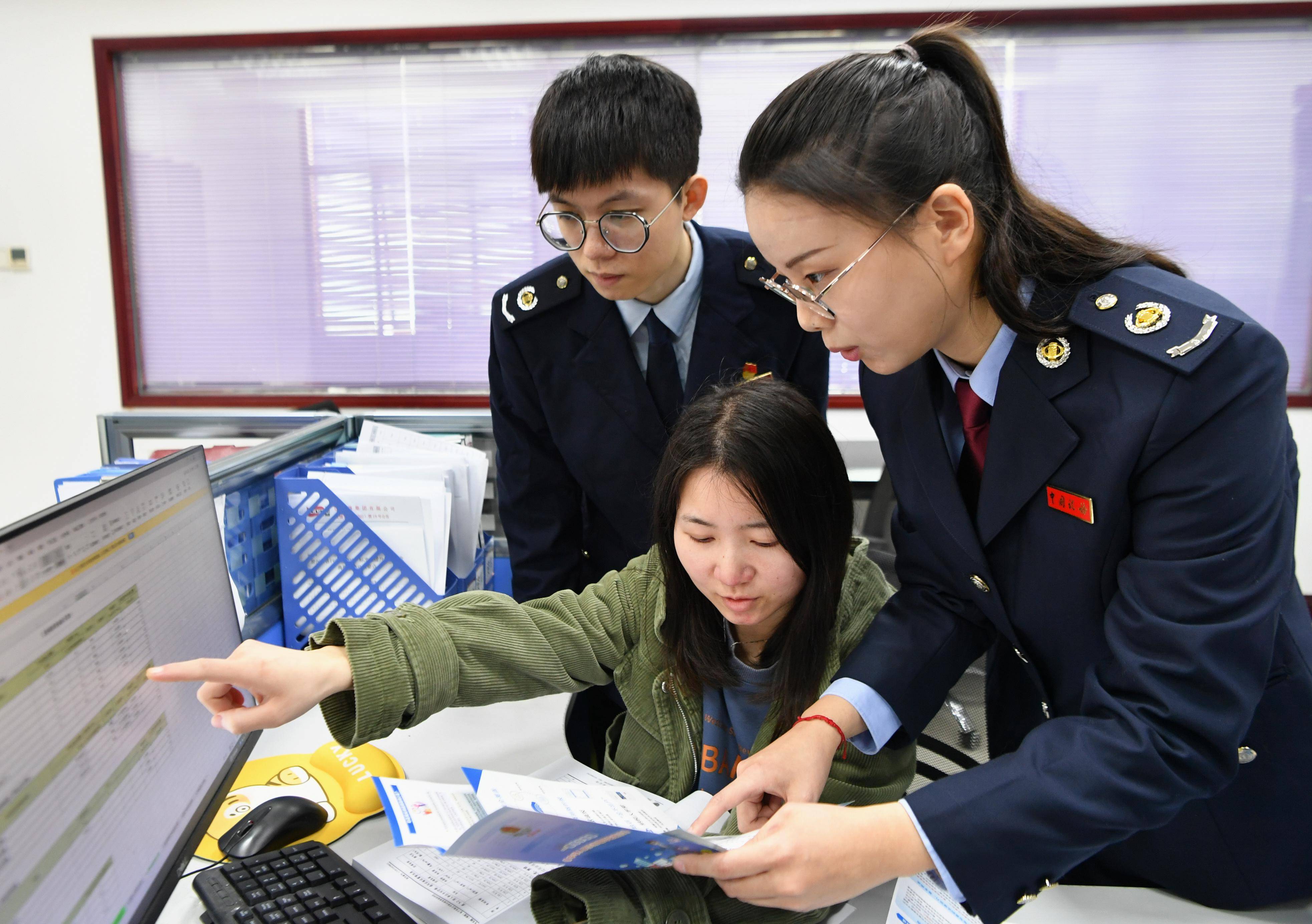 福州经济技术开发区税务局工作人员(左一,左二)在了解企业生产状况