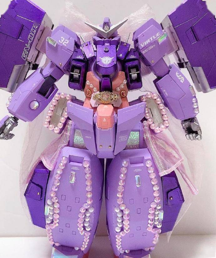 德天使高达模型采用的是紫色涂装,还好天人的标志还有,要不就认不出这