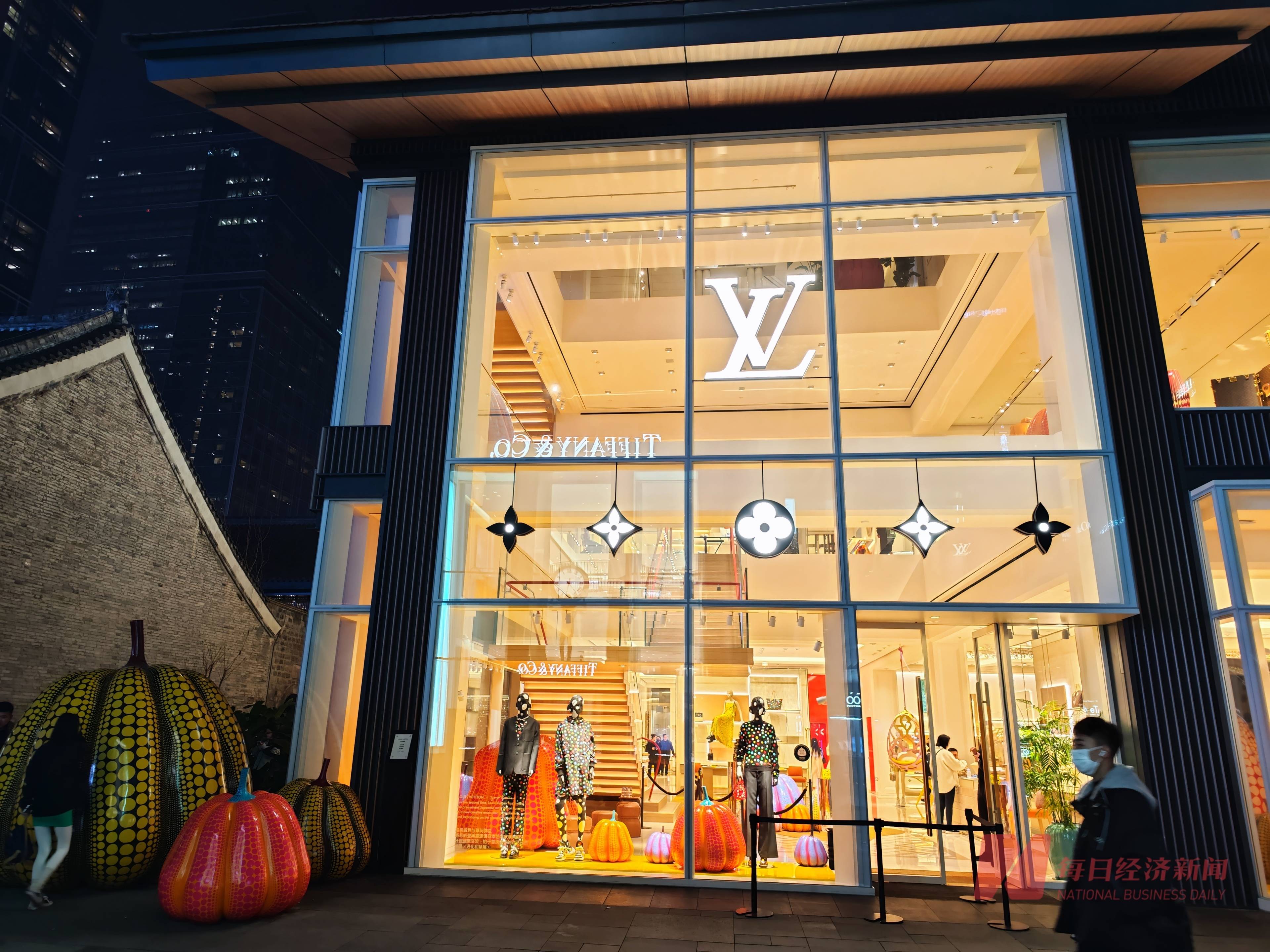 一条不实涨价消息就让lv卖断货 是谁愿意花更多钱买奢侈品?