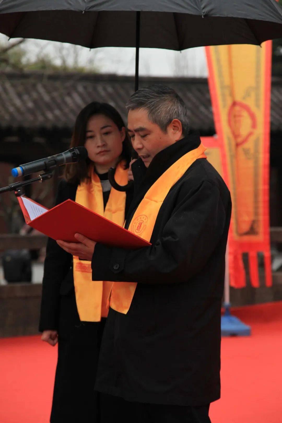 市,自治区的600余位钱氏后裔和市民贤良汇聚钱王祠,虔诚恭祭五代吴越