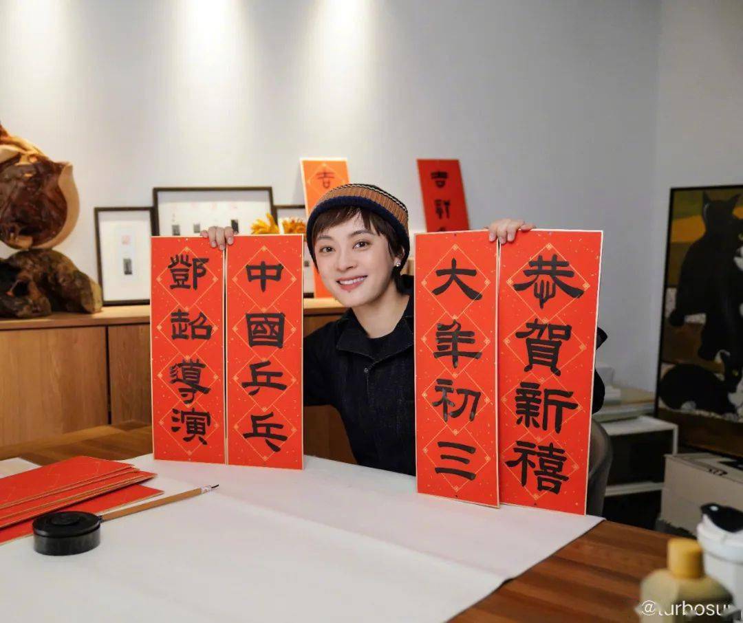 近日,演员孙俪在微博上分享了一组她在路边写毛笔字的照片.