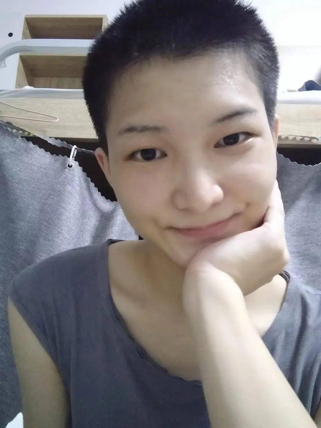 00后女孩们爱上剃寸头