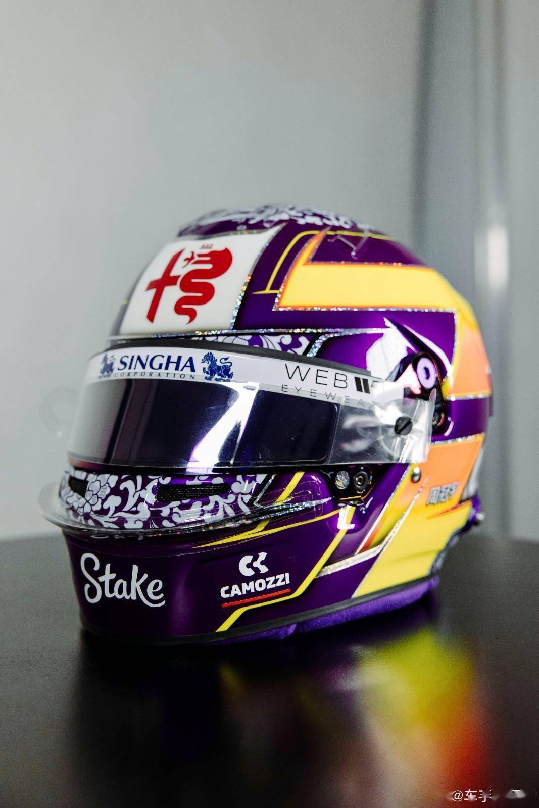 周冠宇展示新赛季f1头盔:含紫金24号,兔年元素等_中国_青花瓷_上海
