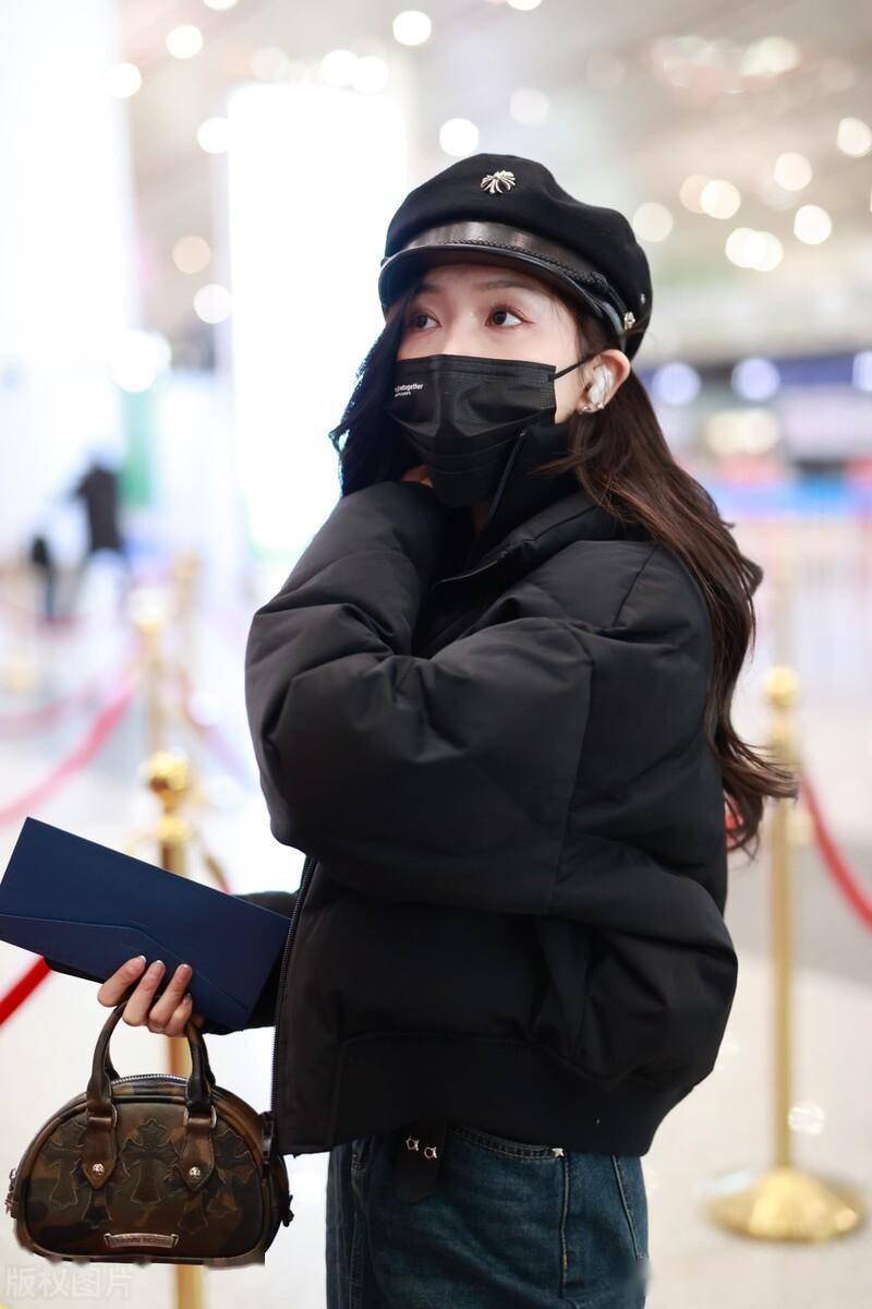 吴宣仪北京机场出发,戴黑色贝雷帽美丽吸睛