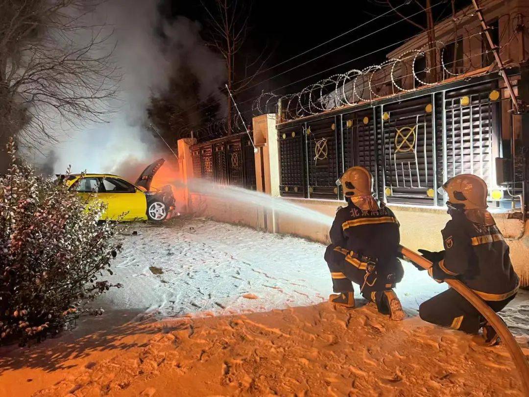 雪天路滑，北京顺义一小轿车碰墙起火！消防告急救援