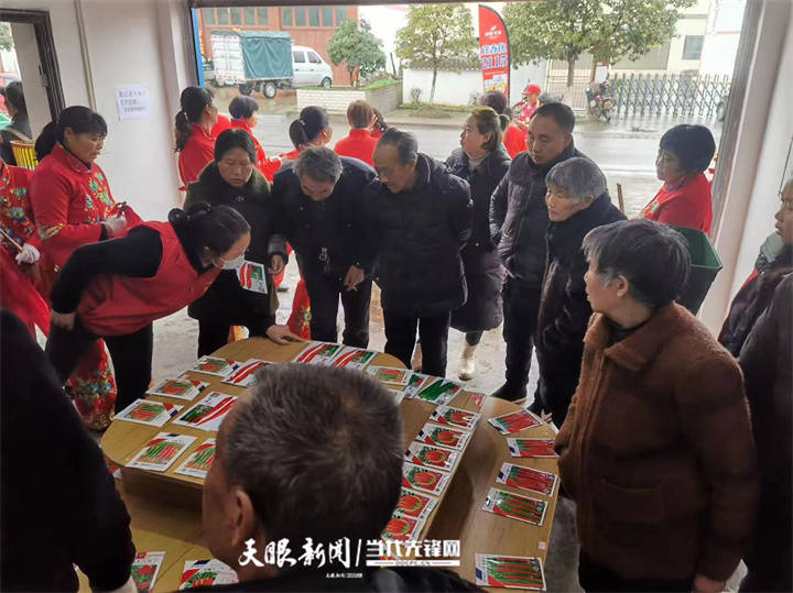 遵义龙坪镇中心社区供销社便民农资超市开业，迎来开门红