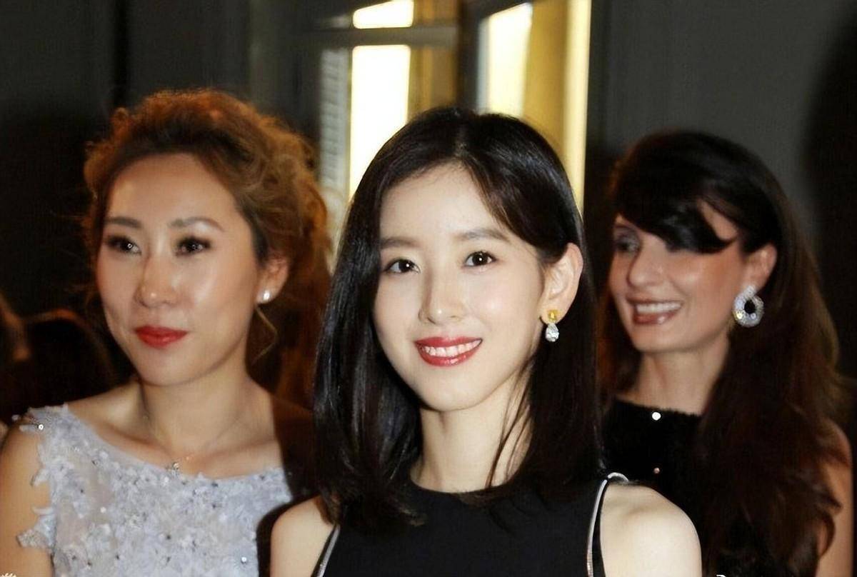 章泽天到底是京东老板娘,穿黑裙与老外合影,打扮低调但气场真强_女生