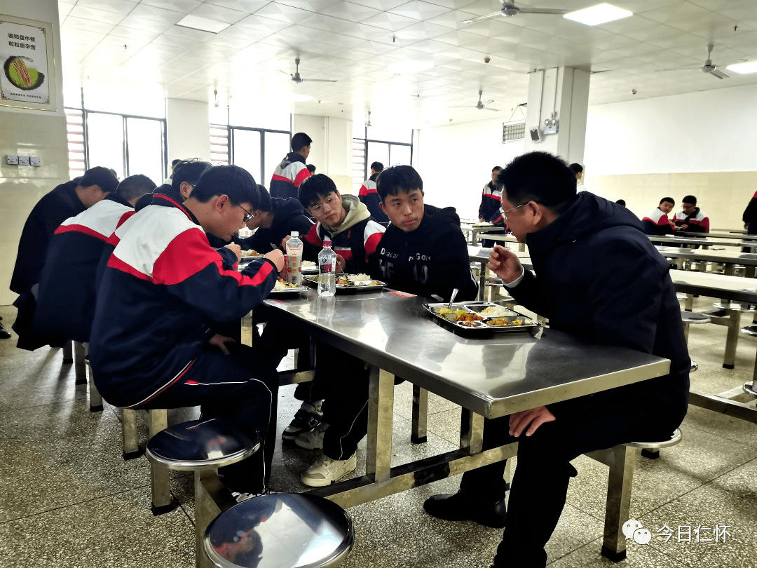 贵州省仁怀市教育系统领导到泸州高中参观交流