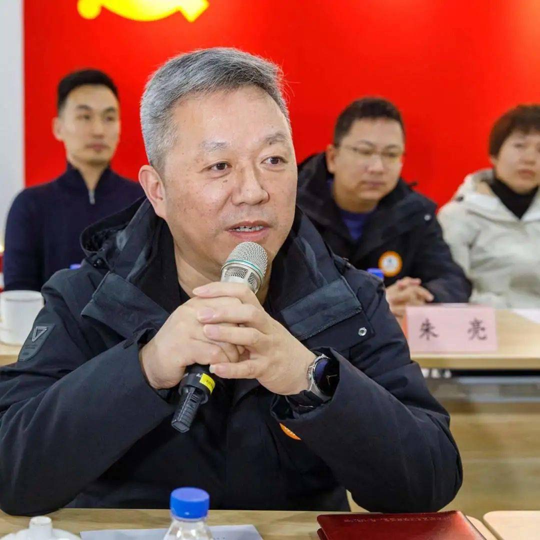 镇党委书记闵庆峰肯定了学员的前期准备,并从辩论技巧,语言表达,临场