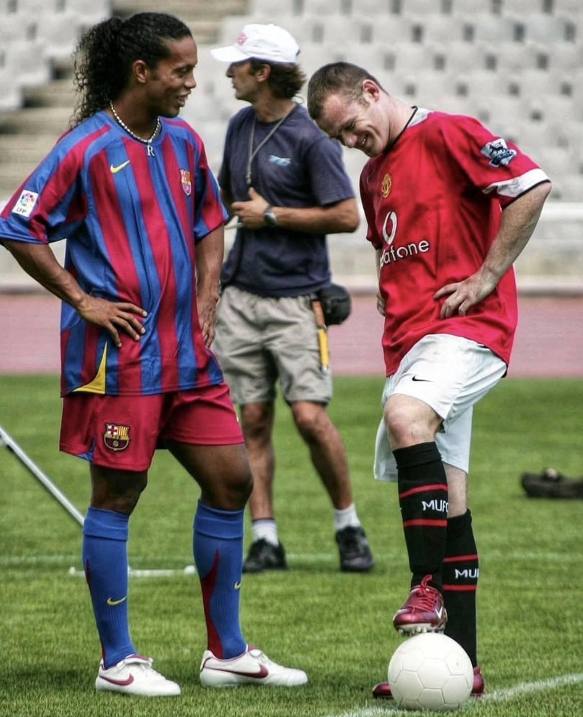 鲁尼与小罗携手为fifa06拍摄封面照片你还记得吗?