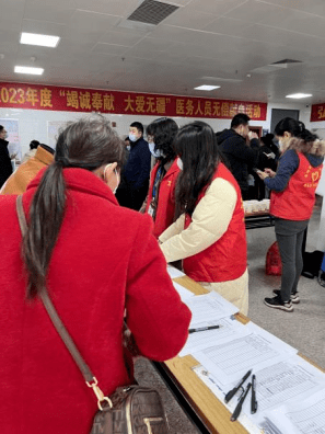 此次社会实践我与其它志愿者参与场地布置,贴无偿献血标语,拉人行过道