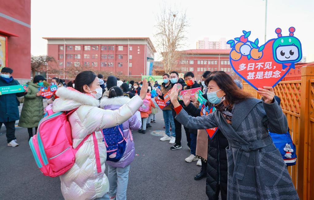 发“糖果”种子，认领新树苗，新学期那所学校带着学生播种春天