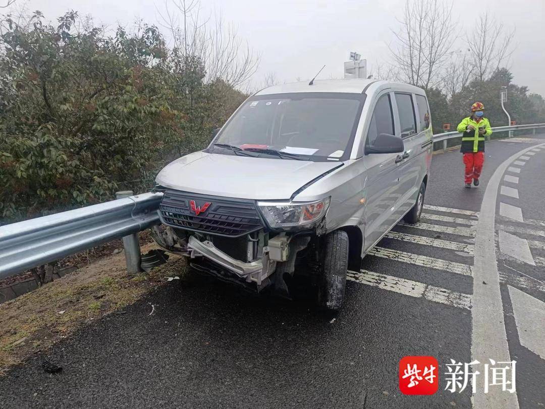 【视频】雨天路滑，高速公路匝道内变乱频发！南京交警发出重要提醒