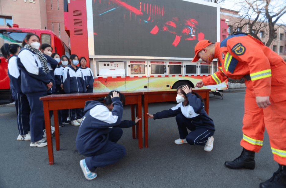 开学“平安第一课”：消防员为孩子讲解地震避险