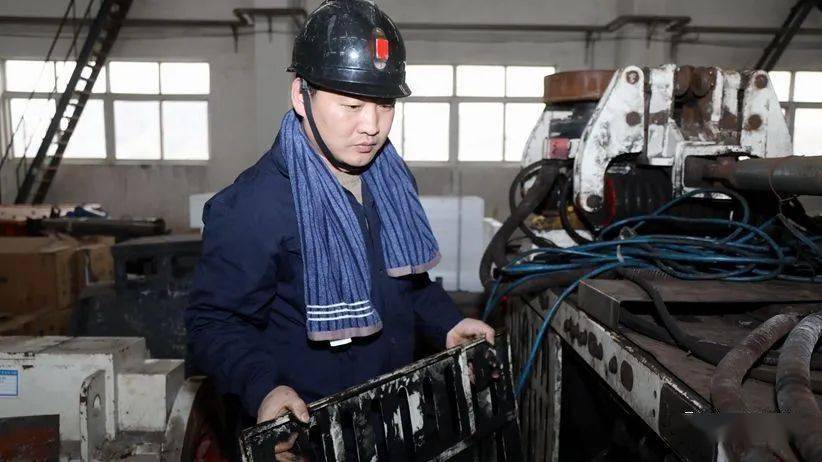 单轨吊的"啄木鸟医生"_刘程_工作服_问题