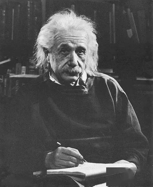 爱因斯坦在他的书房里十分朋克的发型是他的标志一位看上去很和蔼可亲