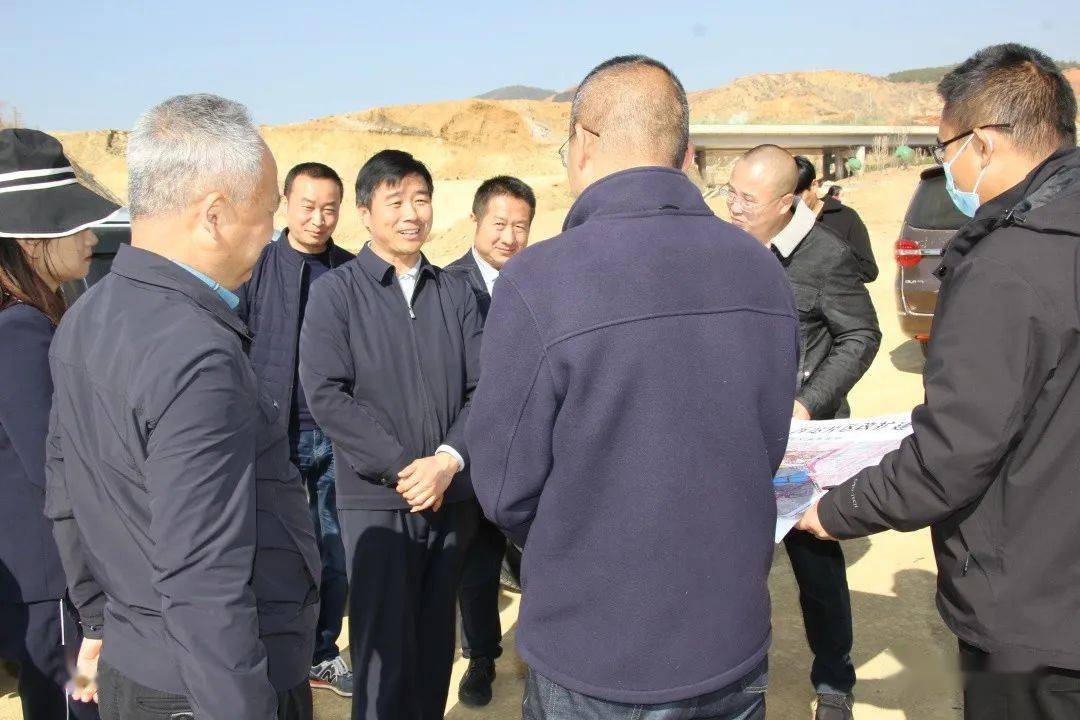 在大理国家商贸枢纽祥云西站片区改扩建项目现场,王远听取了规划及