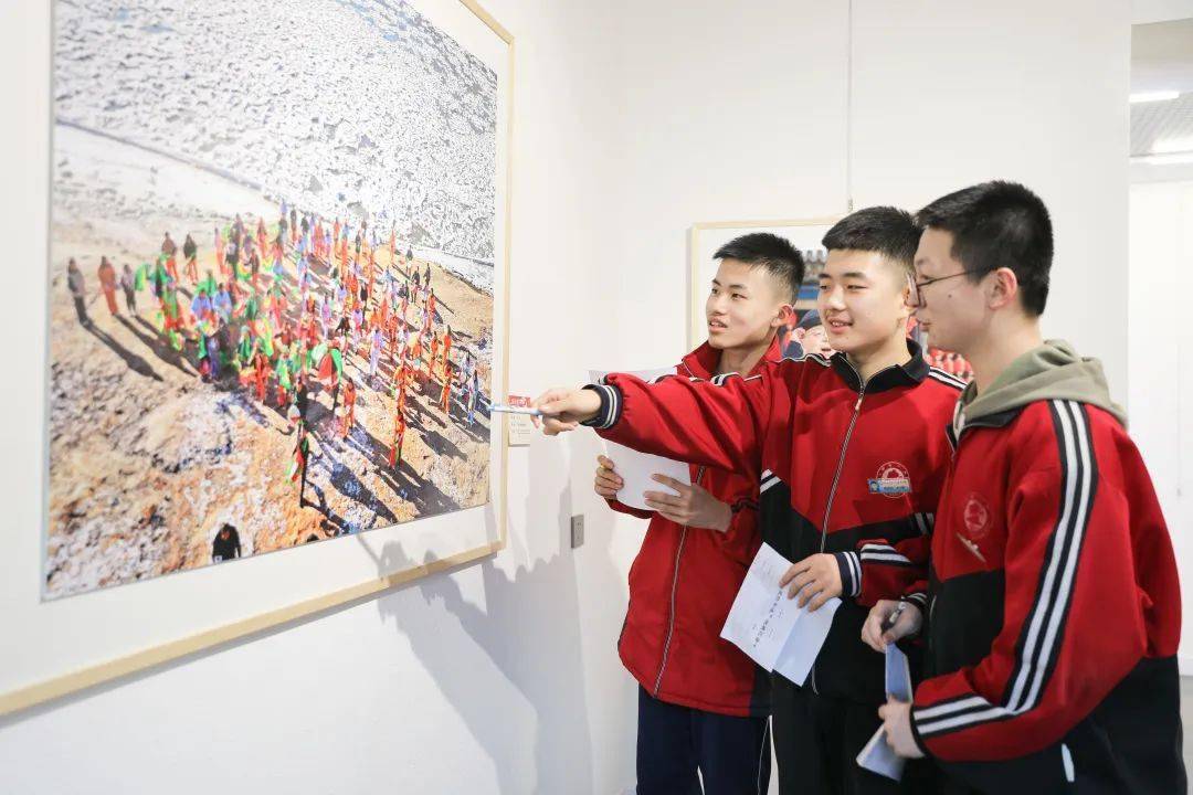 【现场】柳林县第一中学师生参观"镜头里的年味"图片展_文化_生活