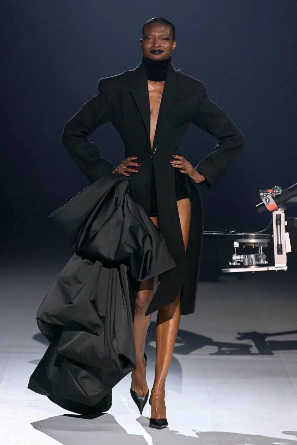 mugler 2023秋冬系列充满未来主义的性感尤物让人挪不开眼~_时装