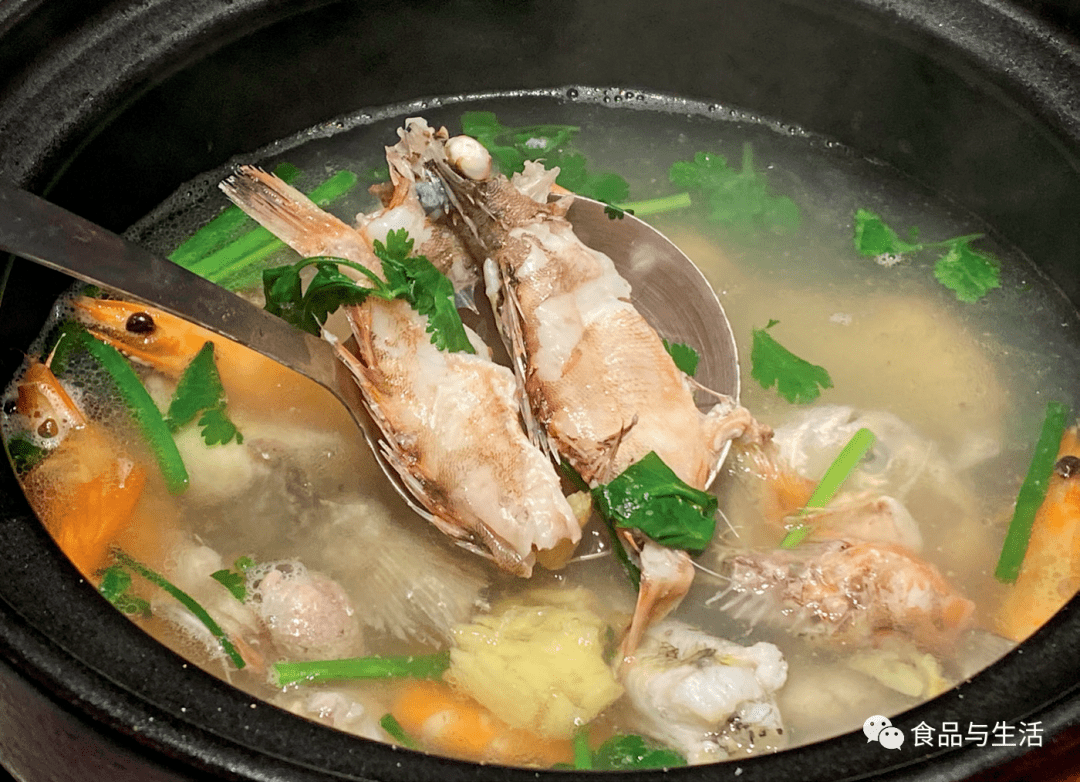 湛江清水杂鱼汤广东的米面食品总是令人期待的,它们都散发出幽幽的