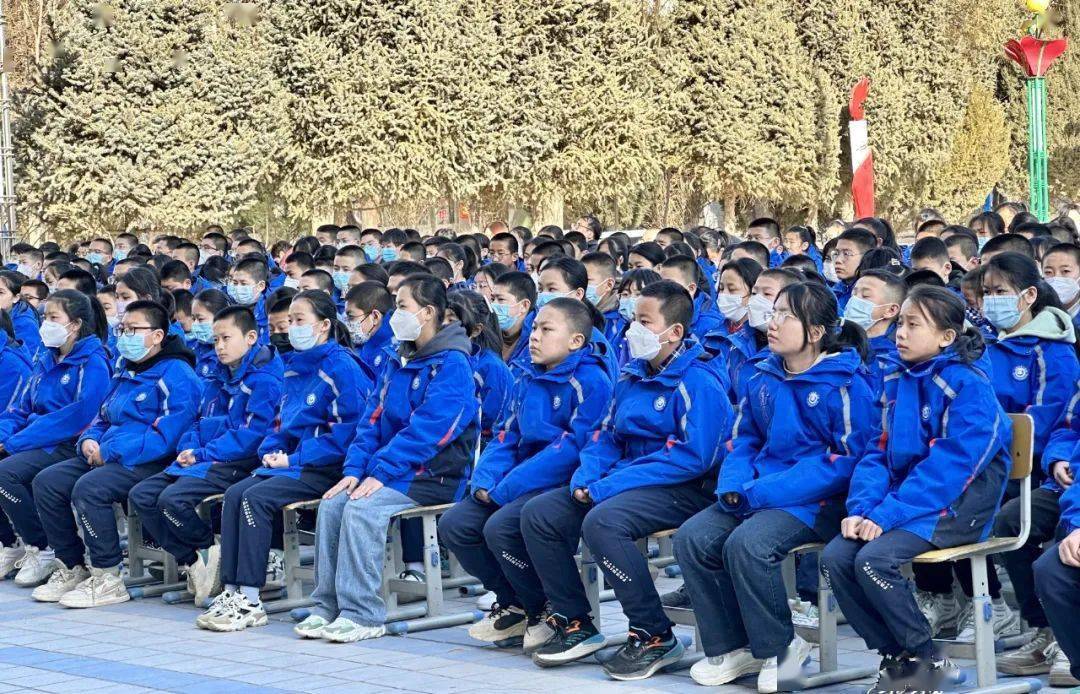 金塔县第二中学举行了"逐光而行61行将致远"为主题的开学典礼.