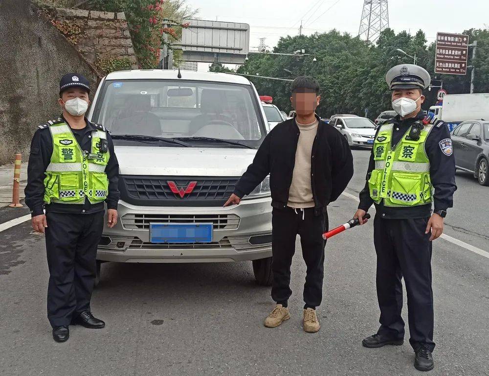 2月11日13时许,厦门高速交警一大队杏林中队民警在辖区各收费站开展酒