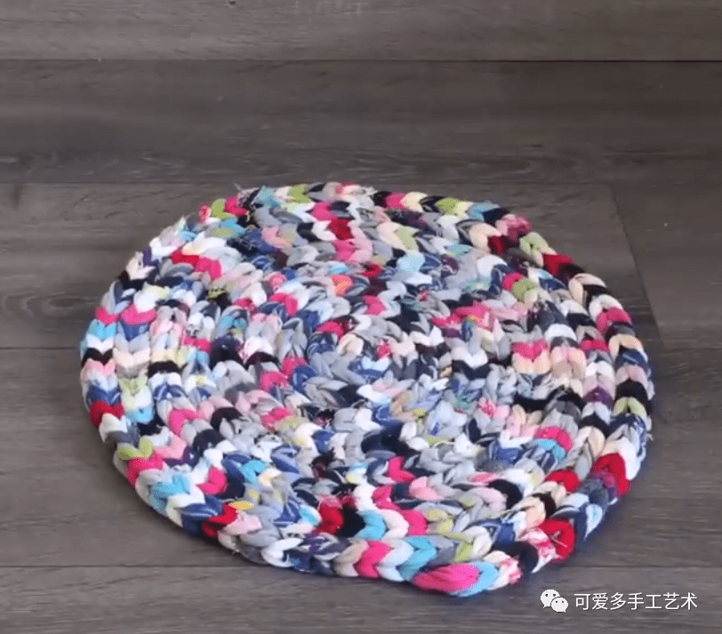 不穿的旧袜子都不要扔,剪成小圈编成地垫,不要太实用了!
