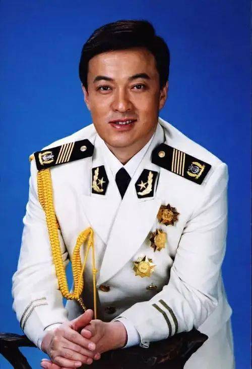 当进入到海政歌舞团的那天起,吕继宏也真正发自内心地热爱部队,热爱