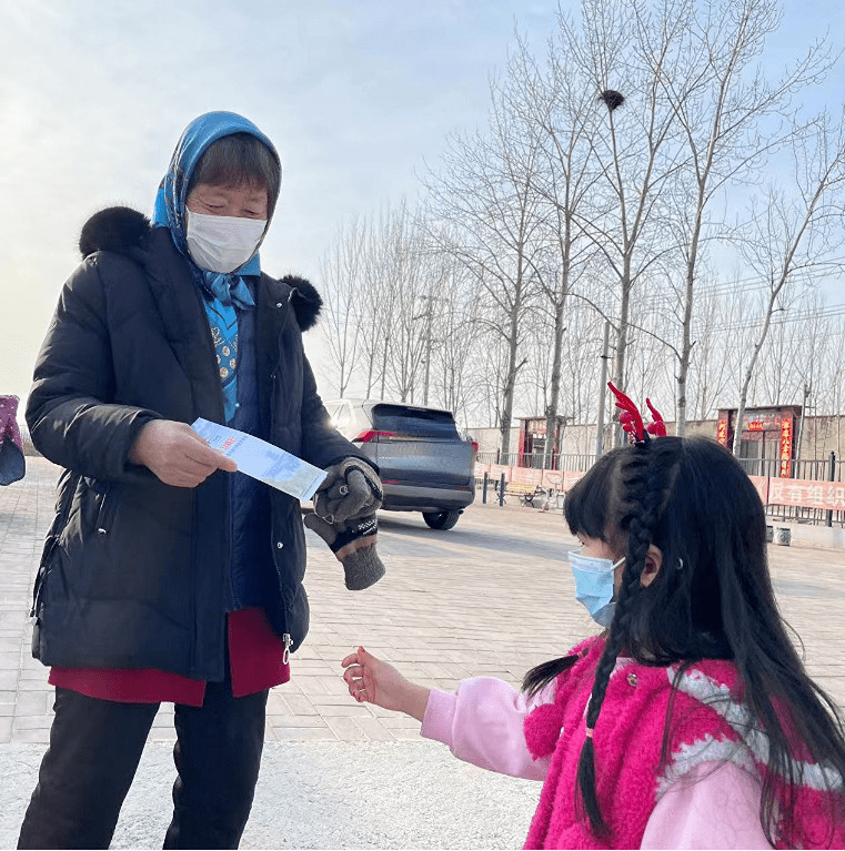 新时代文明实践:天津宝坻区周良街道宣讲"文明行为条例"_小朋友们