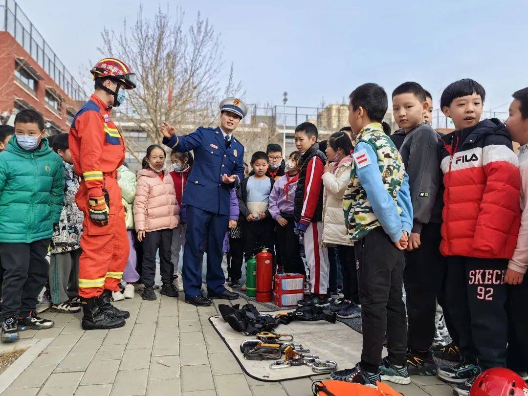 生命绳结、仿实灭火……通州“蓝伴侣”进校园带小伴侣体验“绝地逃生”