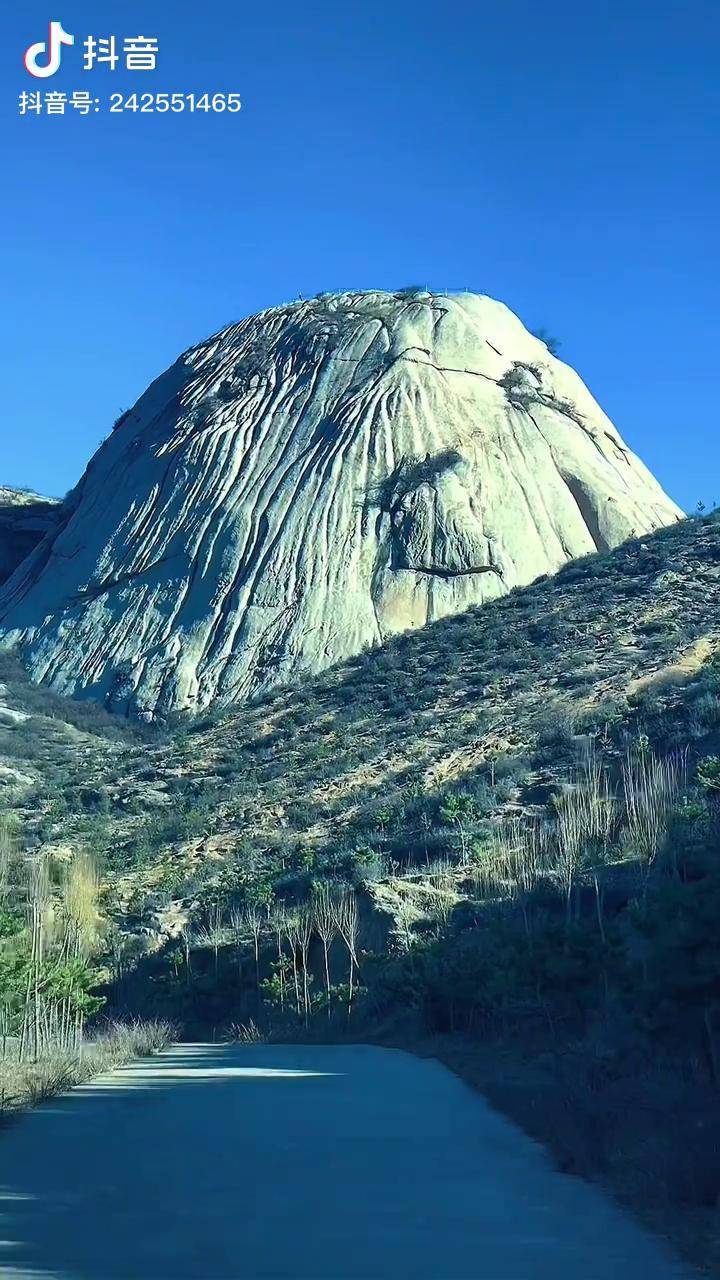 静乐悬钟山,太原出发走权新线,行驶一个半小时即可到达,因形似馒头,又