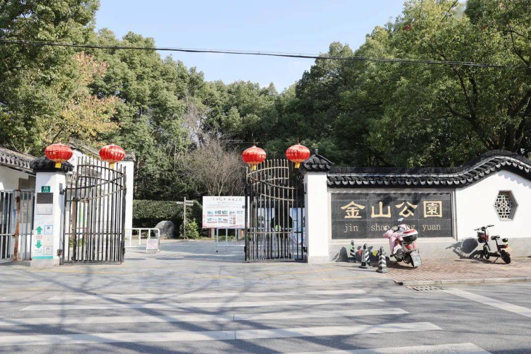 "家住朱泾镇新汇景园小区的王阿姨是金山公园的常客,"年轻时候,金山