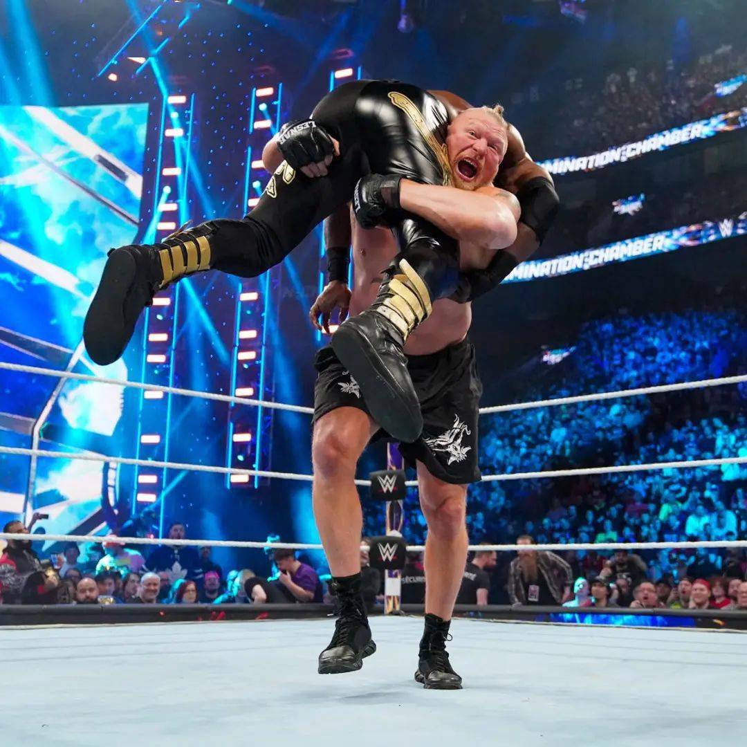 wwe铁笼密室淘汰赛2023:布洛克莱斯纳vs鲍比莱斯利现场照片