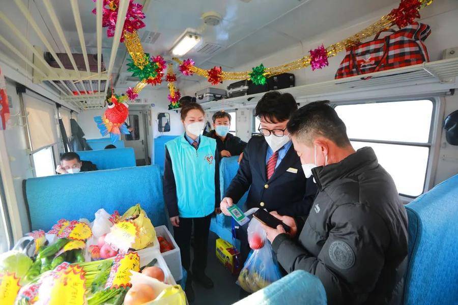 10时47分,列车从杨木山站出发,车厢里又多了不少旅客.