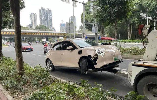 南宁邕江大桥突发车祸,一小车冲毁护栏连撞多车……_事故_自行车_车辆