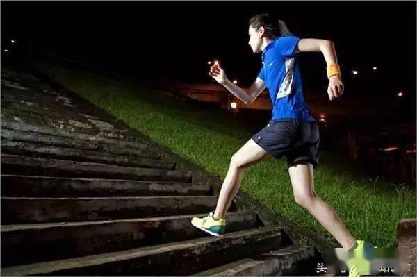 因此,建议睡前2小时内尽量不要跑步,也不要做剧烈运动,这样才有助于